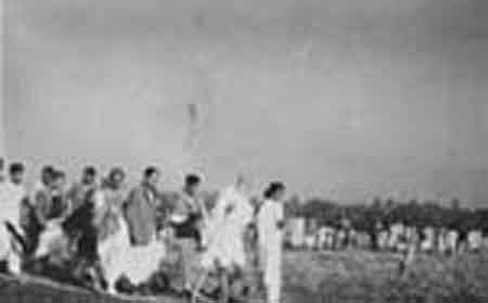 Gandhiji going to Jagatpur, 10th January, 1947.jpg